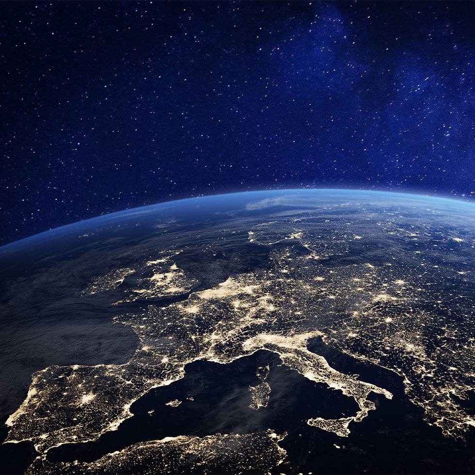Erde im Weltall Erde im Weltall mit Blick auf beleuchtete Städten in Europa