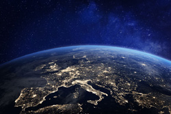 Erde im Weltall mit Blick auf beleuchtete Städten in Europa